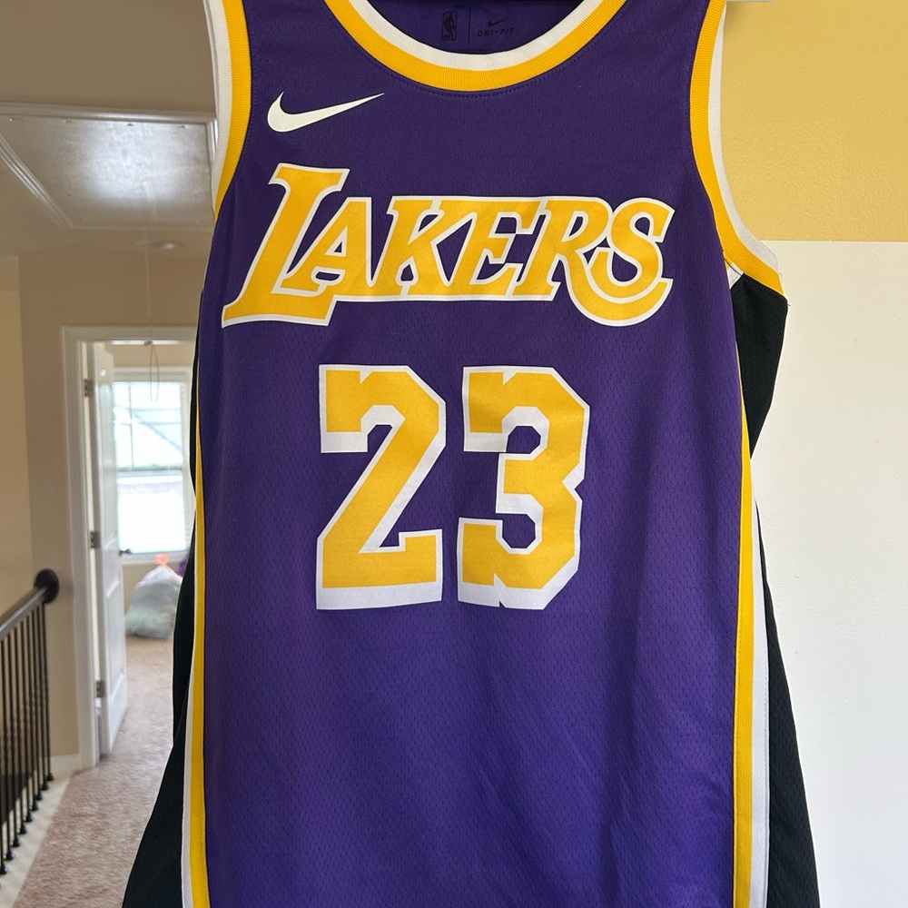 LeBron James jersey - Picture 3 of 4